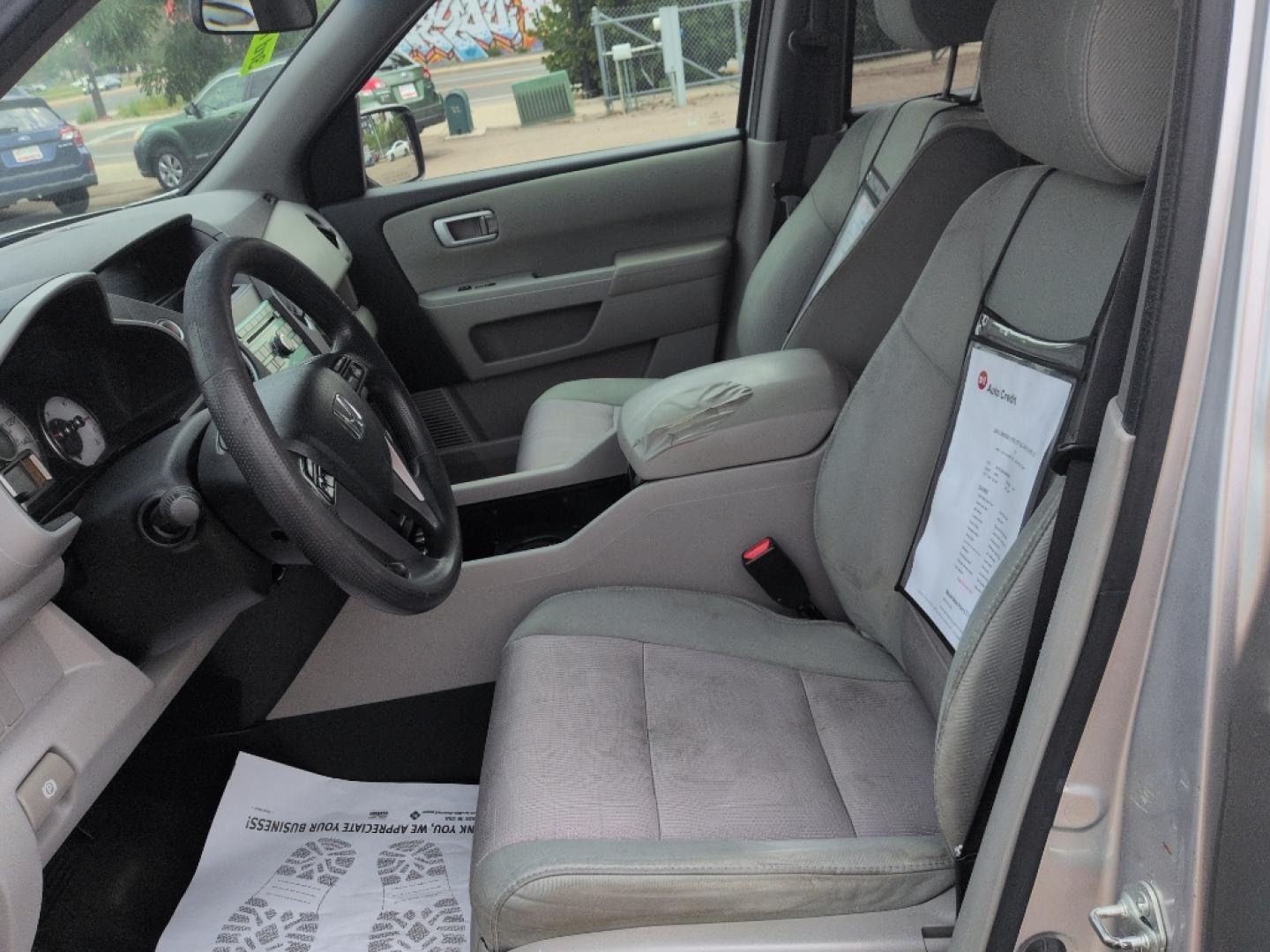2011 SILVER Honda Pilot EX (5FNYF4H43BB) with an V6, 3.5L engine, Automatic transmission, located at 10890 W. Colfax Ave., Lakewood, CO, 80215, (303) 274-7692, 39.739914, -105.120132- Photo#9
