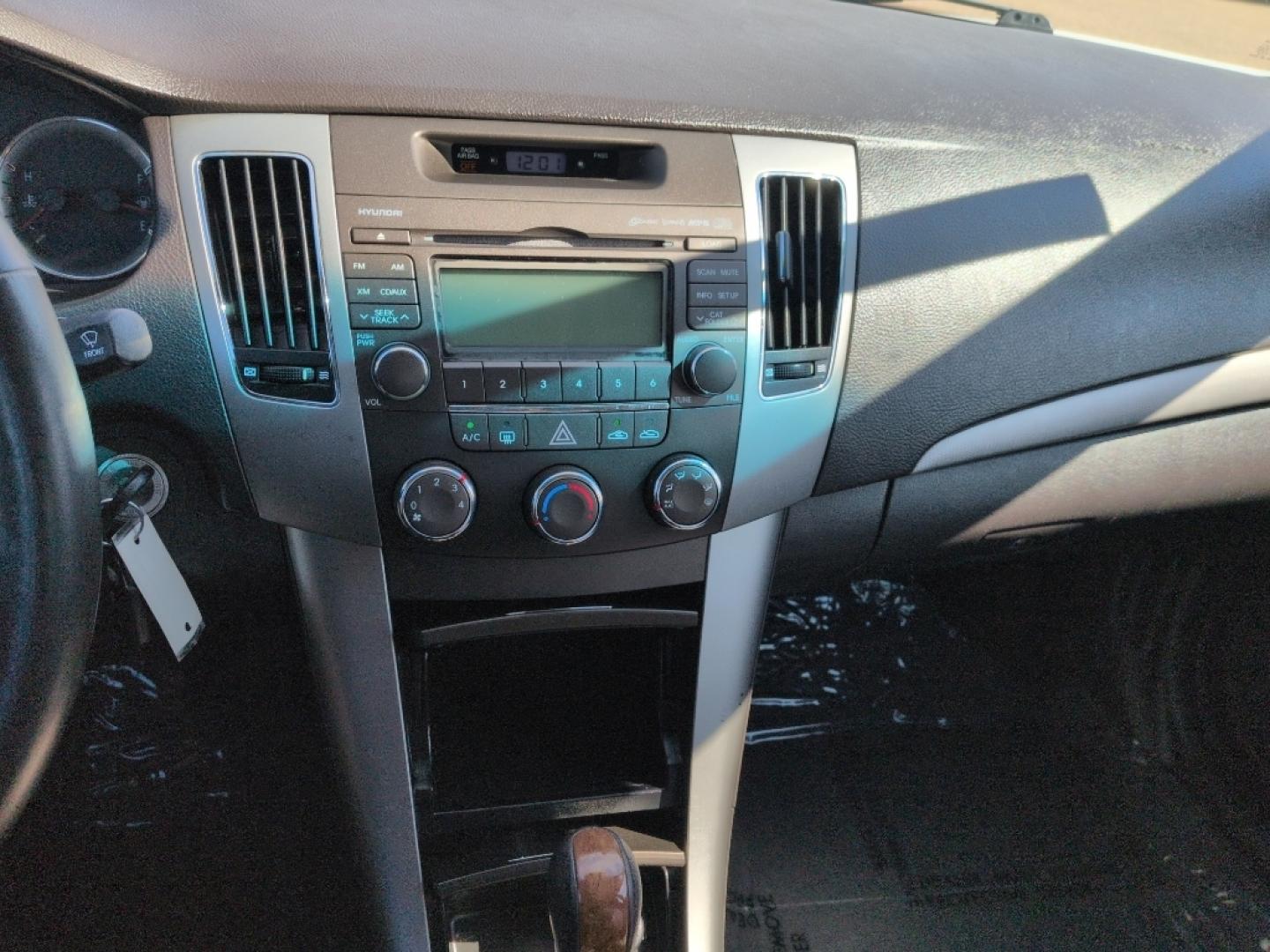 2009 WHITE Hyundai Sonata LIMITED V6 (5NPEU46FX9H) with an V6, 3.3L engine, Automatic transmission, located at 10890 W. Colfax Ave., Lakewood, CO, 80215, (303) 274-7692, 39.739914, -105.120132- Photo#12