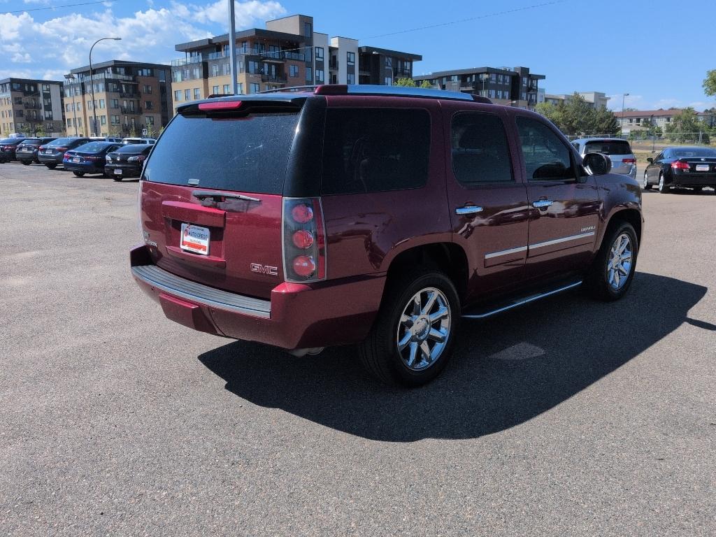 2010 RED GMC Yukon Denali (1GKUKEEF8AR) with an V8, 6.2L engine, Automatic transmission, located at 10890 W. Colfax Ave., Lakewood, CO, 80215, (303) 274-7692, 39.739914, -105.120132- Photo#4