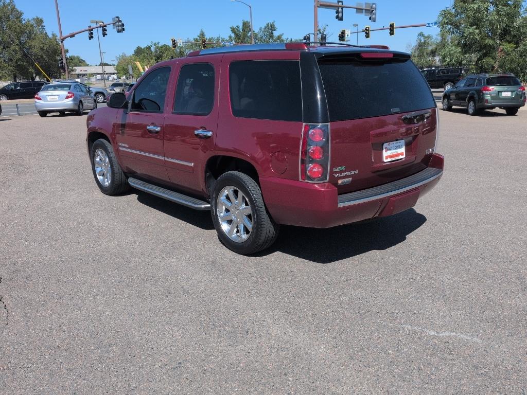 2010 RED GMC Yukon Denali (1GKUKEEF8AR) with an V8, 6.2L engine, Automatic transmission, located at 10890 W. Colfax Ave., Lakewood, CO, 80215, (303) 274-7692, 39.739914, -105.120132- Photo#6