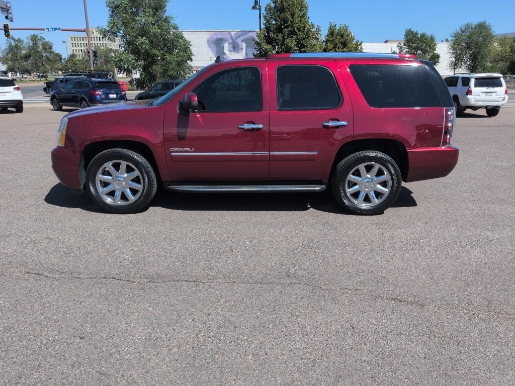 2010 RED GMC Yukon Denali (1GKUKEEF8AR) with an V8, 6.2L engine, Automatic transmission, located at 10890 W. Colfax Ave., Lakewood, CO, 80215, (303) 274-7692, 39.739914, -105.120132- Photo#7