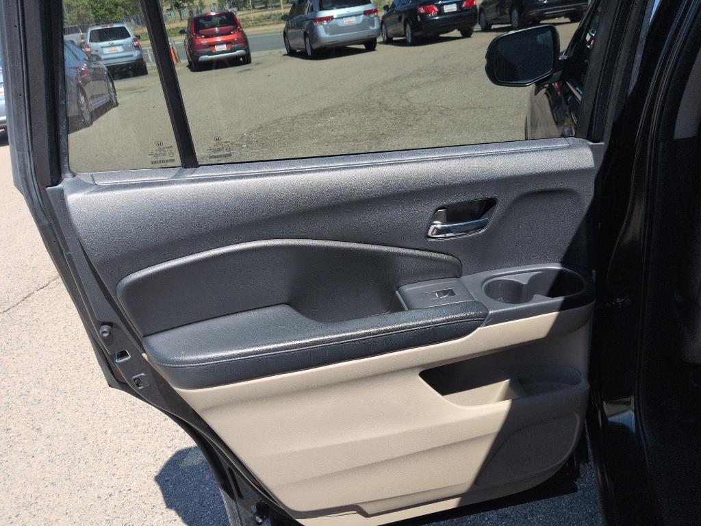 2016 GREEN Honda Pilot EXL (5FNYF6H59GB) with an V6, 3.5L engine, Automatic transmission, located at 10890 W. Colfax Ave., Lakewood, CO, 80215, (303) 274-7692, 39.739914, -105.120132- Photo#17