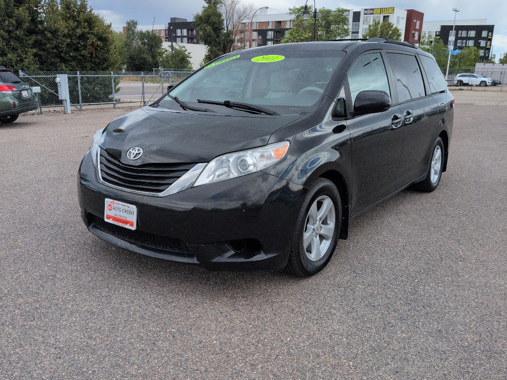 photo of 2011 Toyota Sienna LE 8-PASS V6
