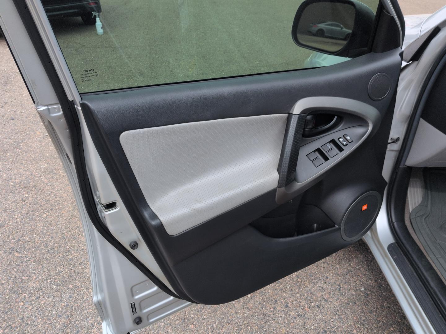 2011 SILVER Toyota RAV4 Limited (2T3DF4DVXBW) with an 4 Cyl, 2.5L engine, Automatic transmission, located at 10890 W. Colfax Ave., Lakewood, CO, 80215, (303) 274-7692, 39.739914, -105.120132- Photo#8
