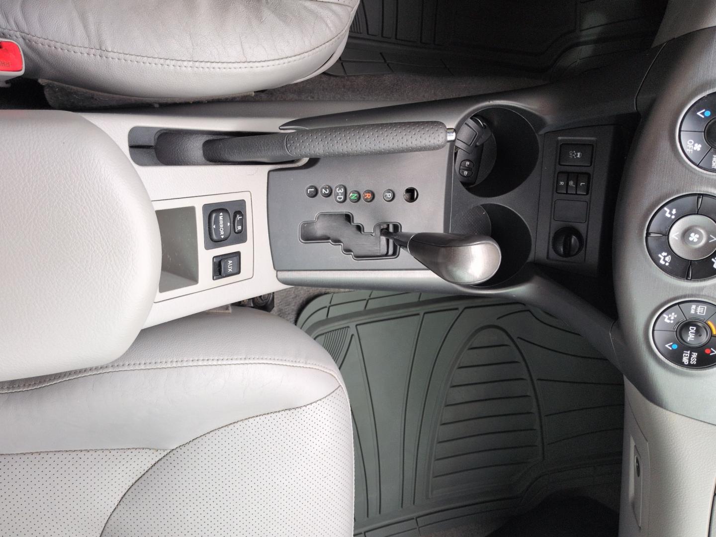 2011 SILVER Toyota RAV4 Limited (2T3DF4DVXBW) with an 4 Cyl, 2.5L engine, Automatic transmission, located at 10890 W. Colfax Ave., Lakewood, CO, 80215, (303) 274-7692, 39.739914, -105.120132- Photo#12