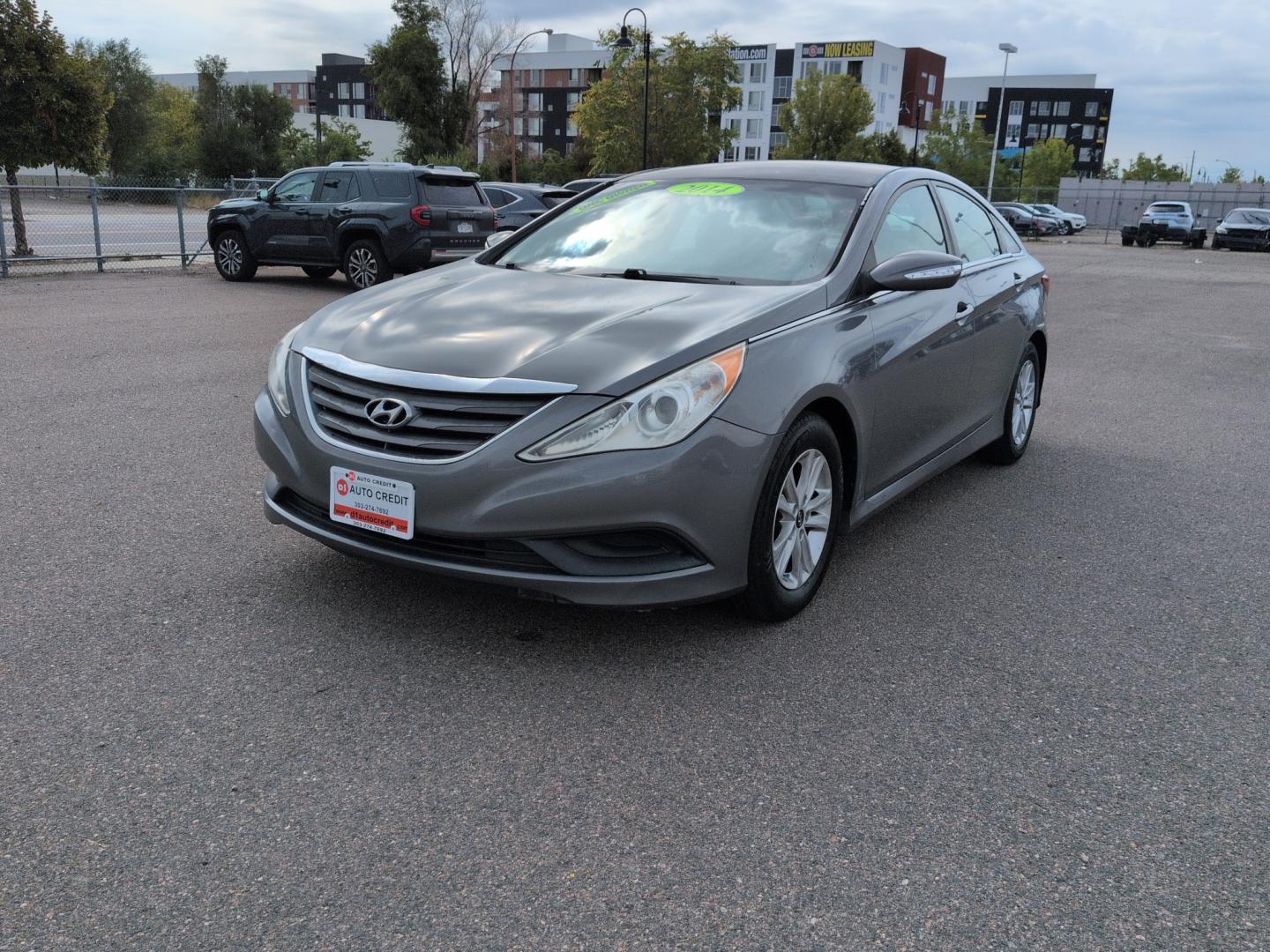 2014 GRAY Hyundai Sonata GLS (5NPEB4AC0EH) with an 4 Cyl, 2.4L engine, Automatic transmission, located at 10890 W. Colfax Ave., Lakewood, CO, 80215, (303) 274-7692, 39.739914, -105.120132- Photo#0