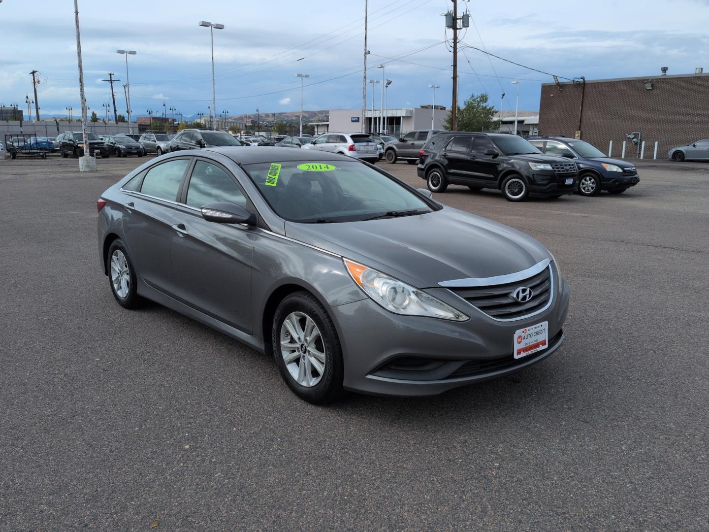2014 GRAY Hyundai Sonata GLS (5NPEB4AC0EH) with an 4 Cyl, 2.4L engine, Automatic transmission, located at 10890 W. Colfax Ave., Lakewood, CO, 80215, (303) 274-7692, 39.739914, -105.120132- Photo#2