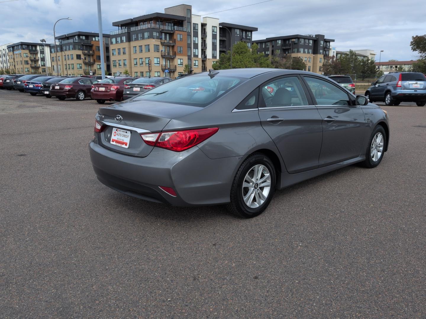 2014 GRAY Hyundai Sonata GLS (5NPEB4AC0EH) with an 4 Cyl, 2.4L engine, Automatic transmission, located at 10890 W. Colfax Ave., Lakewood, CO, 80215, (303) 274-7692, 39.739914, -105.120132- Photo#4